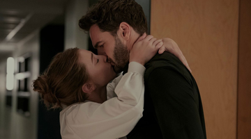 Adam en Olive uit The Love Hypothesis zoenen.