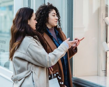 Illustratie voor: Shoppen: dit zijn de leukste witte blousjes voor het voorjaar