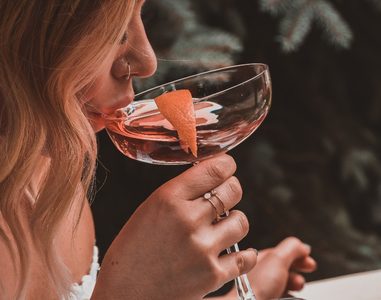 Illustratie voor: Dream job alert: je kan nu geld verdienen met het drinken van cocktails