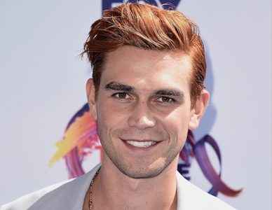 Illustratie voor: Riverdale’s KJ Apa speelt hoofdrol in deze nieuwe romkom