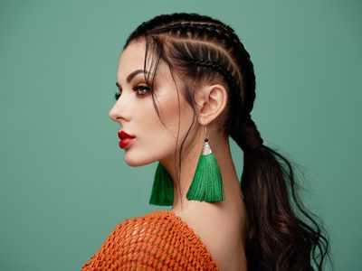 Illustratie voor: Dit zijn de mooiste kleurrijke sieraden voor de zomer (die jij absoluut wilt hebben)