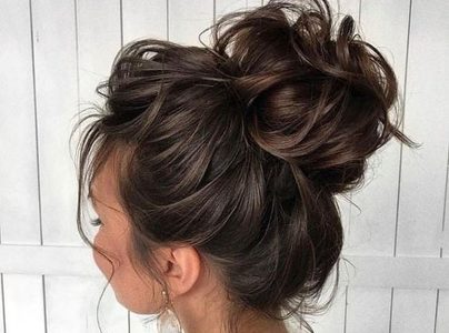 Illustratie voor: Zien: haarstylist Kim Kardashian deelt dé gouden tips voor een messy bun