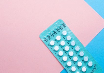 Illustratie voor: Dit zijn 5 redenen waarom jouw (bed)partner mee zou moeten betalen aan je anticonceptie