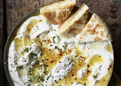 Illustratie voor: Recept voor de lekkerste snack: fetadip met tomaatjes en dille