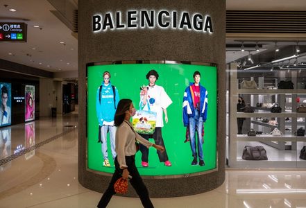 Illustratie voor: Hebben: look a like Balenciaga Triple S