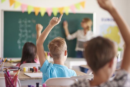 Illustratie voor: Deze Tiktokker doet een juf op de basisschool na (en de situaties zijn super herkenbaar)