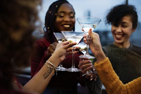 Illustratie voor: Het Ask Your Friends-spel van Martini wil je dit weekend spelen met de meiden