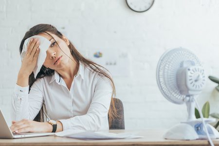 Illustratie voor: Last van overmatig zweten? Zó kun jij die zweetplekken verminderen