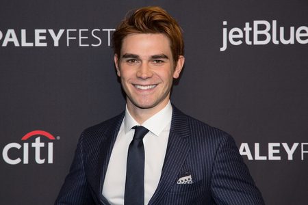 Illustratie voor: KJ Apa stuurt naaktvideo naar Ellen DeGeneres
