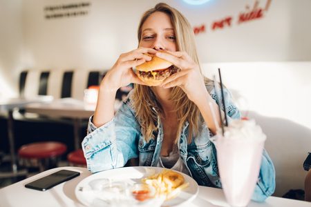 Illustratie voor: 5 handige tips om betaalbaar uiteten te gaan