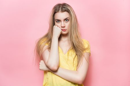 Illustratie voor: Zo vaak raak jij je gezicht aan per uur en waarom je dit vanaf nu beter niet meer kunt doen