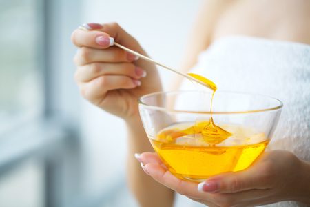 Illustratie voor: Bikinilijn waxen? Bereid je goed voor met de volgende tips