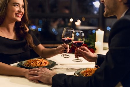 Illustratie voor: Meedoen aan First Dates? Zó groot is de kans dat jij de liefde vindt