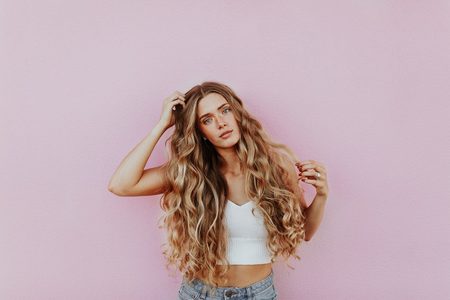 Illustratie voor: Dit zijn de leukste topjes en t-shirts voor de zomer 2020