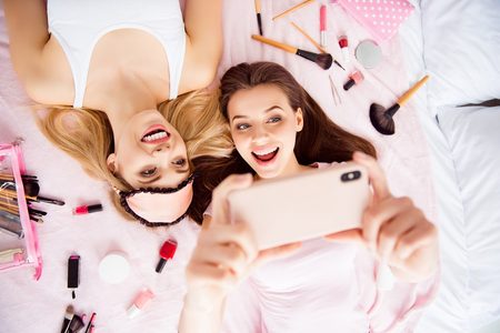 Illustratie voor: Deze 17 gênante dingen doe je alleen met je bestie