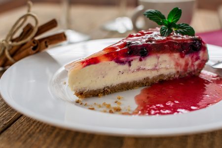 Illustratie voor: YUM: Zo maak je cheesecake met Tony Chocolonely framboos-knettersuiker