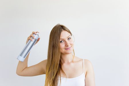 Illustratie voor: Bye bye vette lokken: deze 5 droogshampoos maken je haar direct een stuk frisser