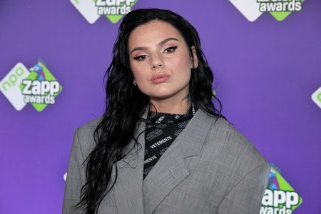 Illustratie voor: Famke Louise is bezig met een nieuwe documentaire op een bijzondere locatie