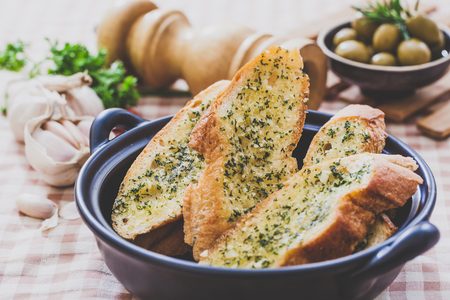 Illustratie voor: Dit is het recept voor knoflookbrood