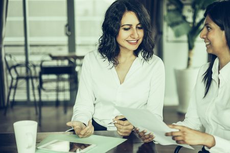 Illustratie voor: Signalen dat je favo collega tegelijkertijd ook je bestie is