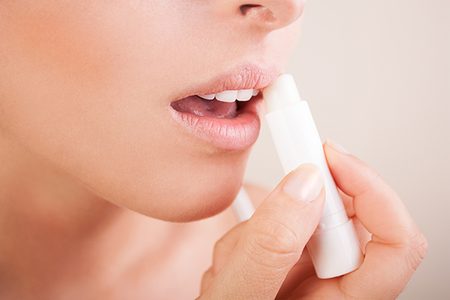 Illustratie voor: 8 herkenbare situaties voor mensen die verslaafd zijn aan lippenbalsem