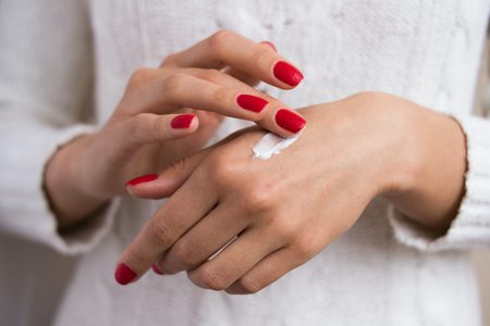 Illustratie voor: Droge handen? Deze handcrèmes maken jouw handen super zacht