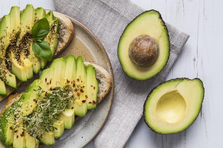 Illustratie voor: Lifehack: Zo word je avocado niet na 1 dag bruin