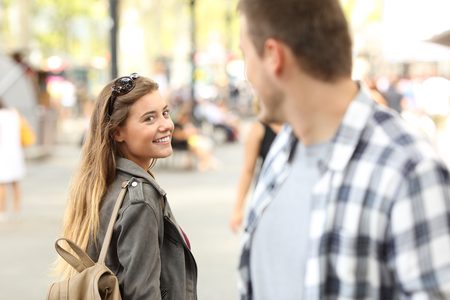 Illustratie voor: 7 manieren waarop verlegen mensen flirten