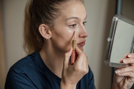 Illustratie voor: Dit zijn de beste concealers om je wallen deze winter mee weg te werken