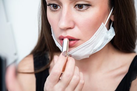 Illustratie voor: Dit zijn de mooiste long lasting lipsticks (voor onder je mondkapje)