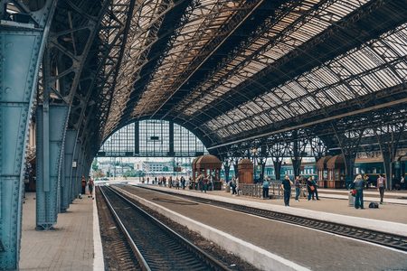 Illustratie voor: 11 herkenbare gedachtes als je reist met de trein