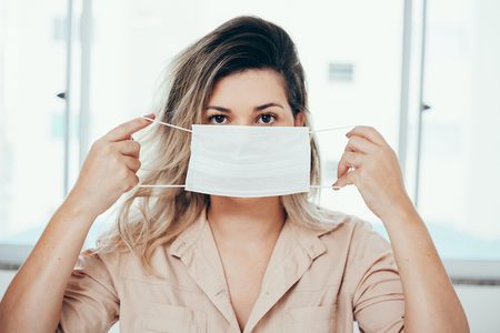 Illustratie voor: Dit doe je tegen ‘mascne’: puisten door mondkapje