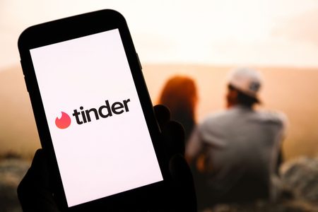 Illustratie voor: Tinder gaat onderzoeken of jouw match een crimineel verleden heeft
