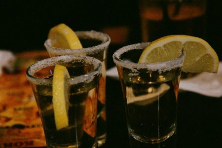 Illustratie voor: VIDEO: Deze zussen doen Truth or Drink samen en het wordt genant