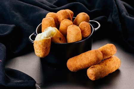Illustratie voor: Met dit recept maak jij de lekkerste kaasstengels helemaal zelf
