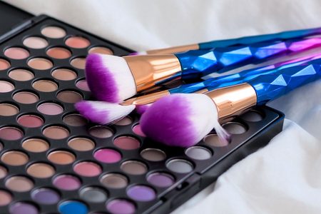 Illustratie voor: Tijd voor een nieuwe make-up stash: felle kleurtjes voor de lente
