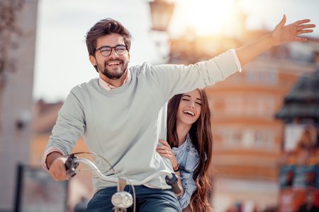 Illustratie voor: ‘Is het een stel of familie?’ Siblings or dating is hét Instagramspel dat jij wilt spelen