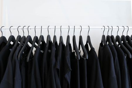 Illustratie voor: Deze zwarte basics maken jouw lente outfit af