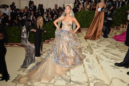 Illustratie voor: FOTO’S: Ariana Grande geeft een inkijkje in haar bruiloft