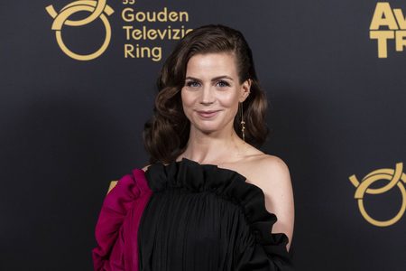 Illustratie voor: VIDEO: Elise Schaap doet een geweldige imitatie van Britt Dekker, Maxima en nog meer