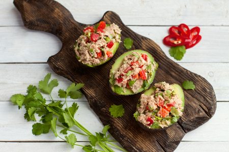 Illustratie voor: Van deze gevulde avocado recepten kunnen wij geen genoeg krijgen