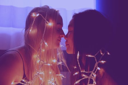 Illustratie voor: Girls Issues: ‘Moet ik mijn vriend vertellen dat ik een relatie met een vrouw heb gehad?’