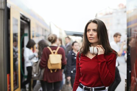 Illustratie voor: Door deze 7 fases ga je als je vertraging hebt met de trein