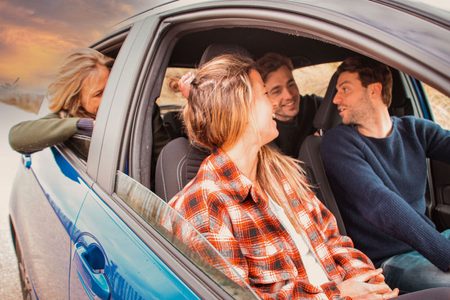 Illustratie voor: Wij hebben 9 ultieme tips voor de perfecte roadtrip met je besties (+WIN)