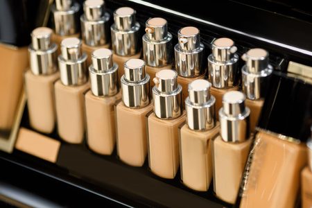 Illustratie voor: Shop hier betaalbare foundations met spf voor de zomer