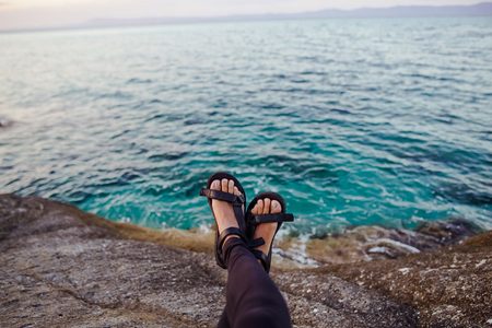 Illustratie voor: Zo style je de trendy chunky dad sandalen (en je shopt ze hier)