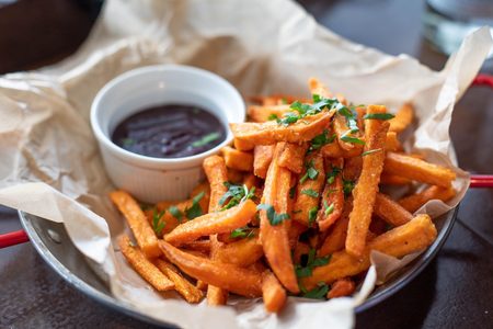 Illustratie voor: Friet recepten die jij het liefste nu meteen wilt eten