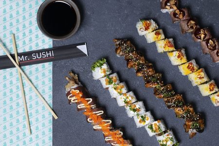 Illustratie voor: Deliveroo en Mr. Sushi komen met exclusieve sushi rolls op basis van de smaken van vijf werelddelen
