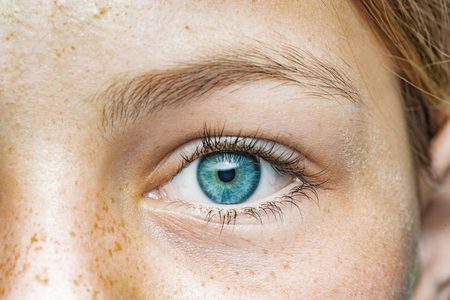 Illustratie voor: Zo laat jij jouw ogen groter lijken zonder make-up
