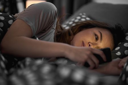 Illustratie voor: Dit gebeurt er met je hersenen wanneer je gelijk op je telefoon kijkt als je wakker wordt